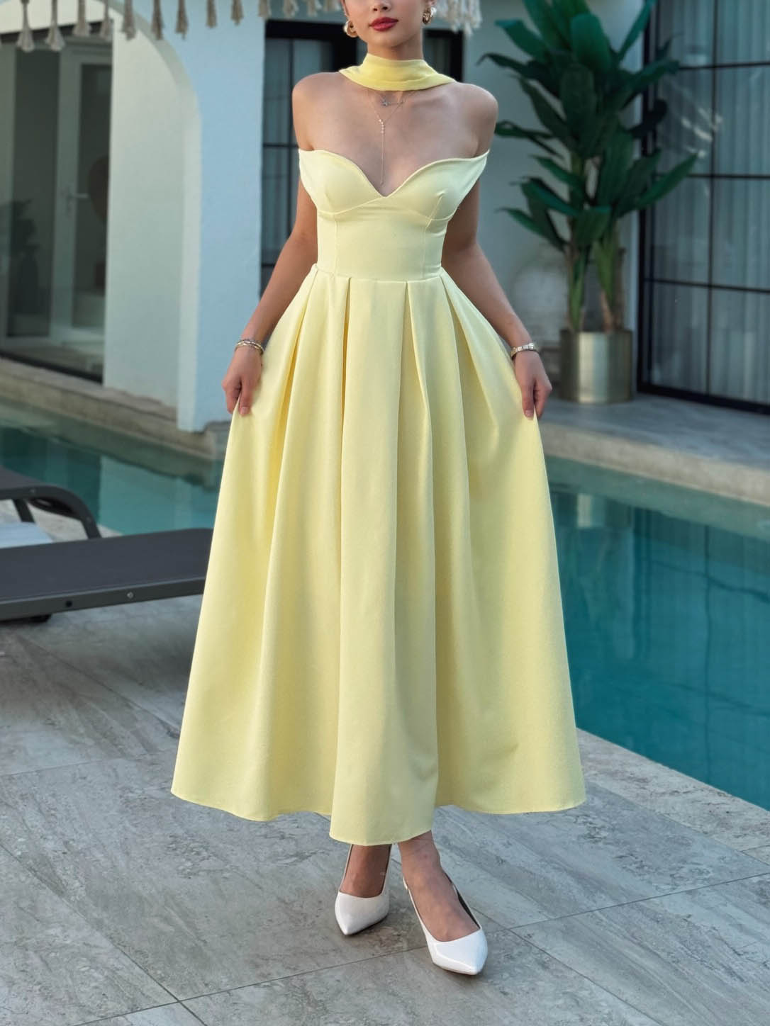 Elegant Low-cut V-neck Open-back A-line Maxi Dress